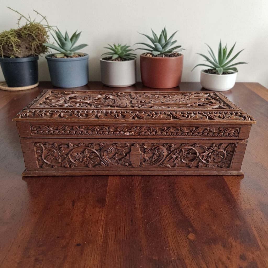Handgeschnitzte Holzschatulle mit Wayang- und Blumenmotiven