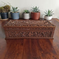 Handgeschnitzte Holzschatulle mit Wayang- und Blumenmotiven