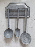 Grau gesprenkeltes Emaille Löffelregal