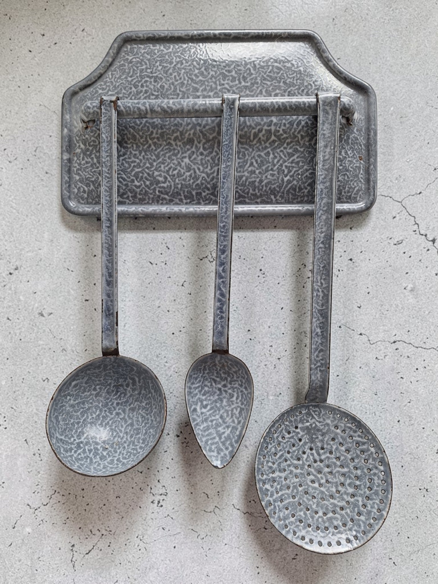 Grau gesprenkeltes Emaille Löffelregal