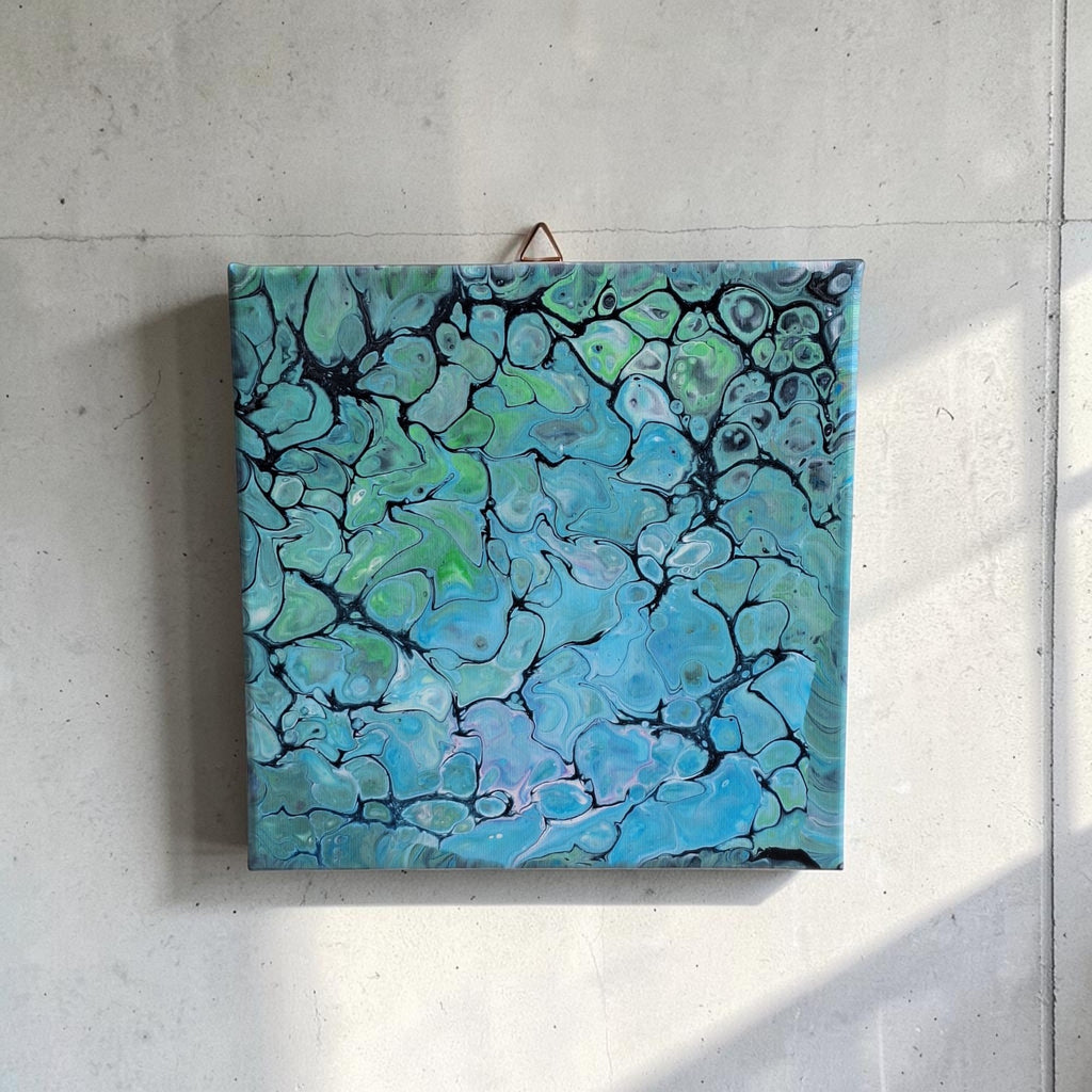 Kleurrijk fluid art schilderij in acryl op doek van Arendina Borreman, 20x20 cm, met vloeiende organische vormen en rijke kleuren.