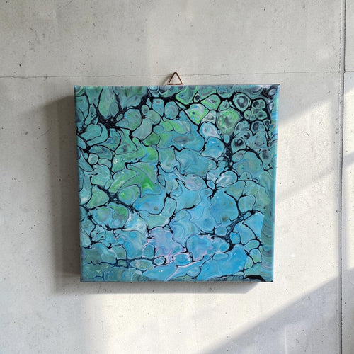 Kleurrijk fluid art schilderij in acryl op doek van Arendina Borreman, 20x20 cm, met vloeiende organische vormen en rijke kleuren.