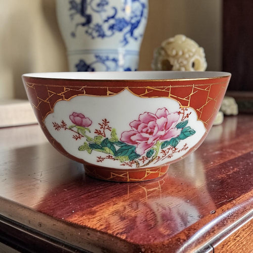 Chinese porseleinen rijstkom met koraalrood glazuur, gouden honingraatpatroon en bloesemmedaillons, hoog 5,8 cm diameter 11,8 cm, Jingdezhen jaren 50–70