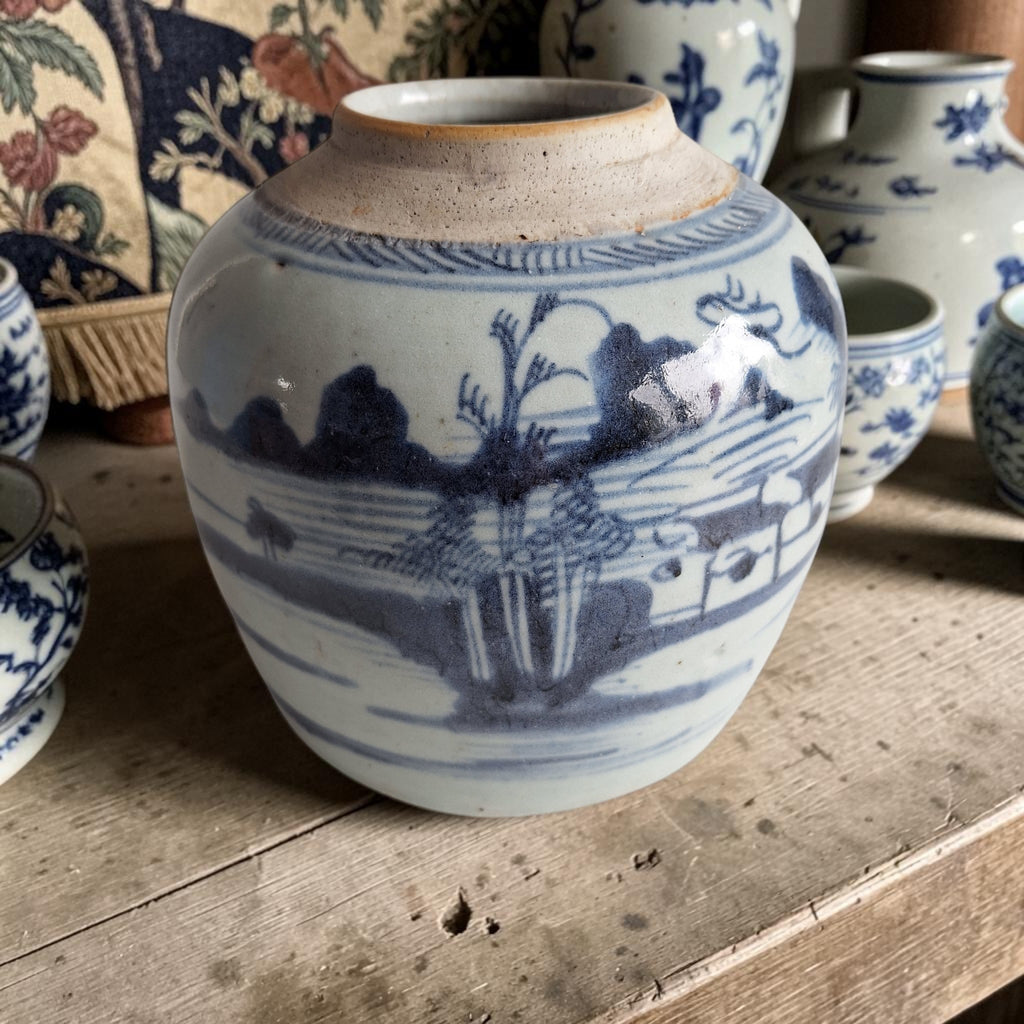 Antieke Chinese blauw-witte gemberpot met handgeschilderd rivierlandschap – vooraanzicht