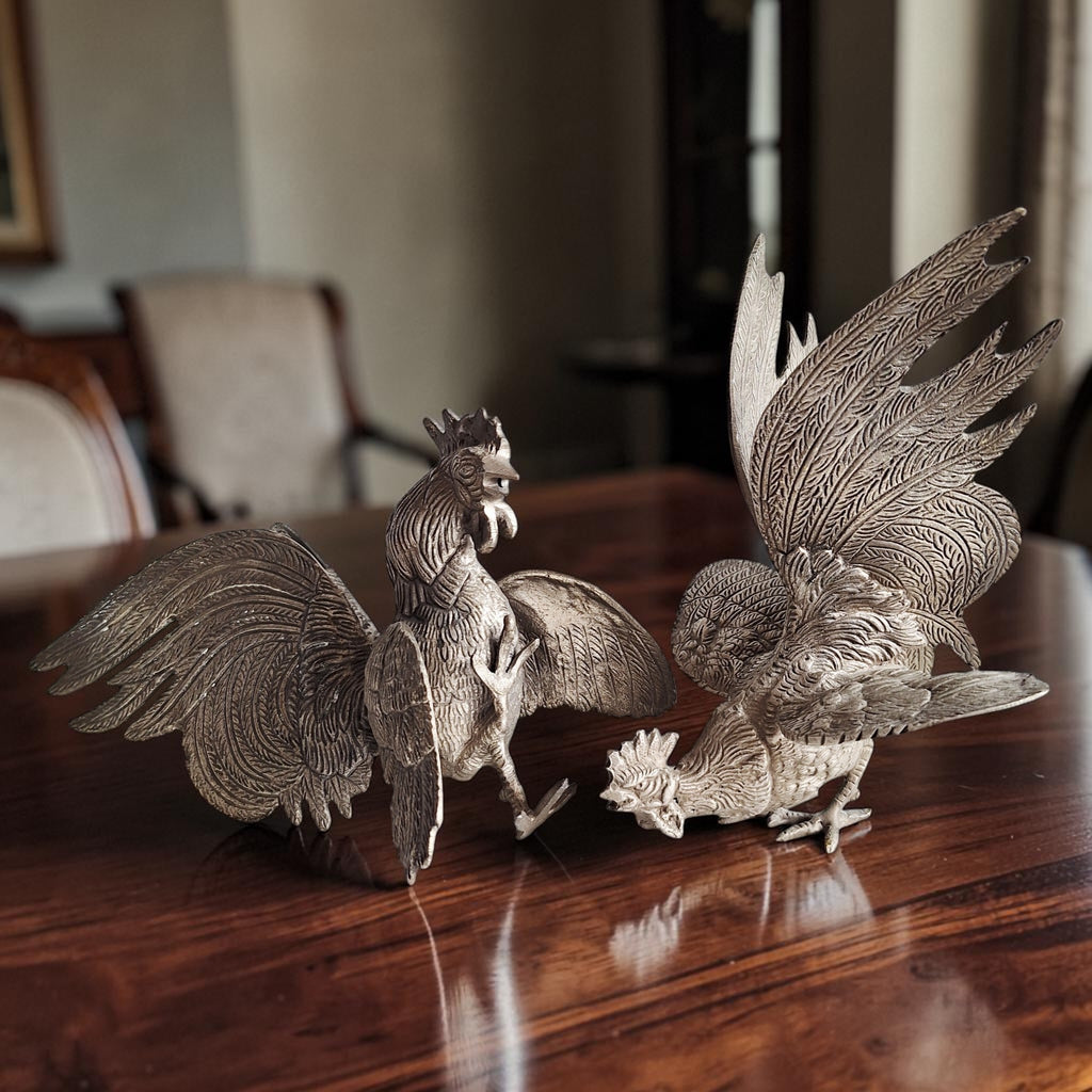 Groot paar gegoten metalen kemphaantjes in zilverkleurige legering, vechtende hanen in Franse decoratieve stijl uit de jaren '50–'60, hoogte 20,5 en 15 cm, set van 2.