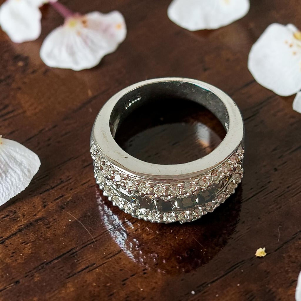 Vintage M&S damesring in verzilverd koper met 5 rijen strass-steentjes, binnenmaat 17,5 mm

