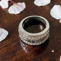 Vintage M&S damesring in verzilverd koper met 5 rijen strass-steentjes, binnenmaat 17,5 mm
