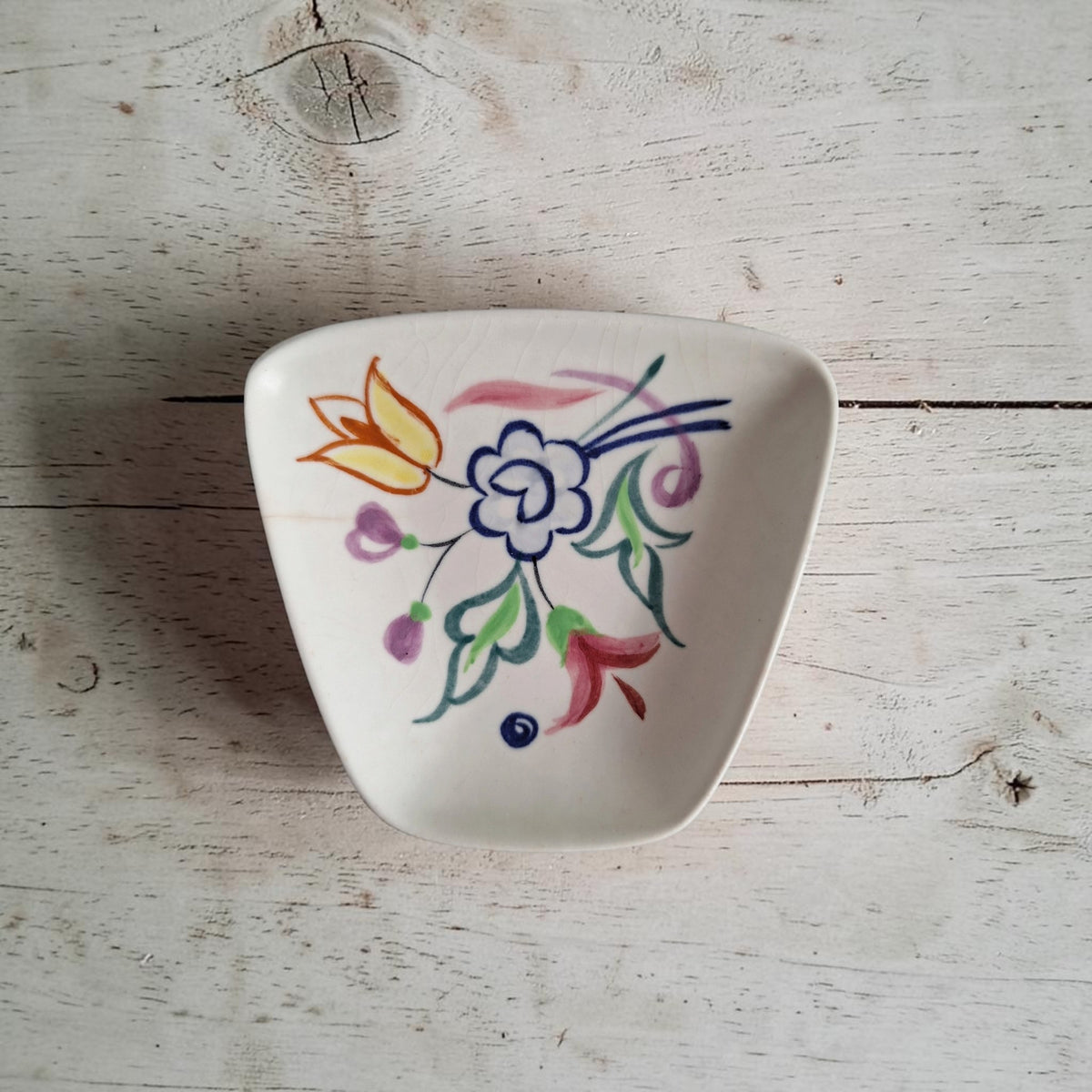 Poole Pottery schaaltje model 41 met handgeschilderd BN-bloemendecor op een eierschaalwitte ondergrond.