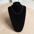 Zwarte edelsteen splitketting met kleine onregelmatig gevormde steentjes, totale lengte 48cm
