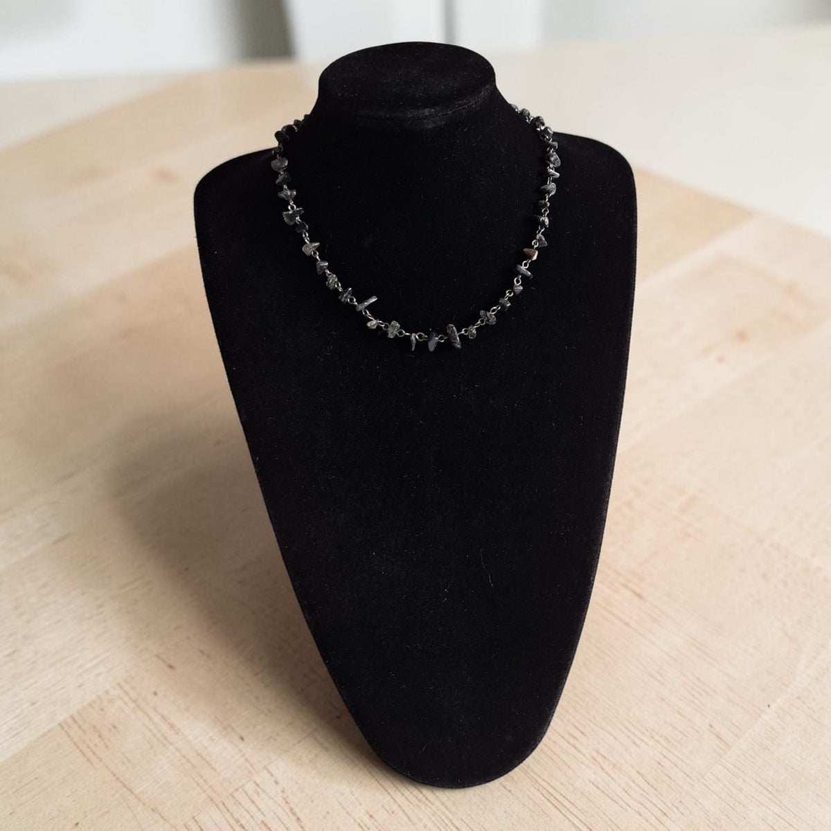 Zwarte edelsteen splitketting met kleine onregelmatig gevormde steentjes, totale lengte 48cm
