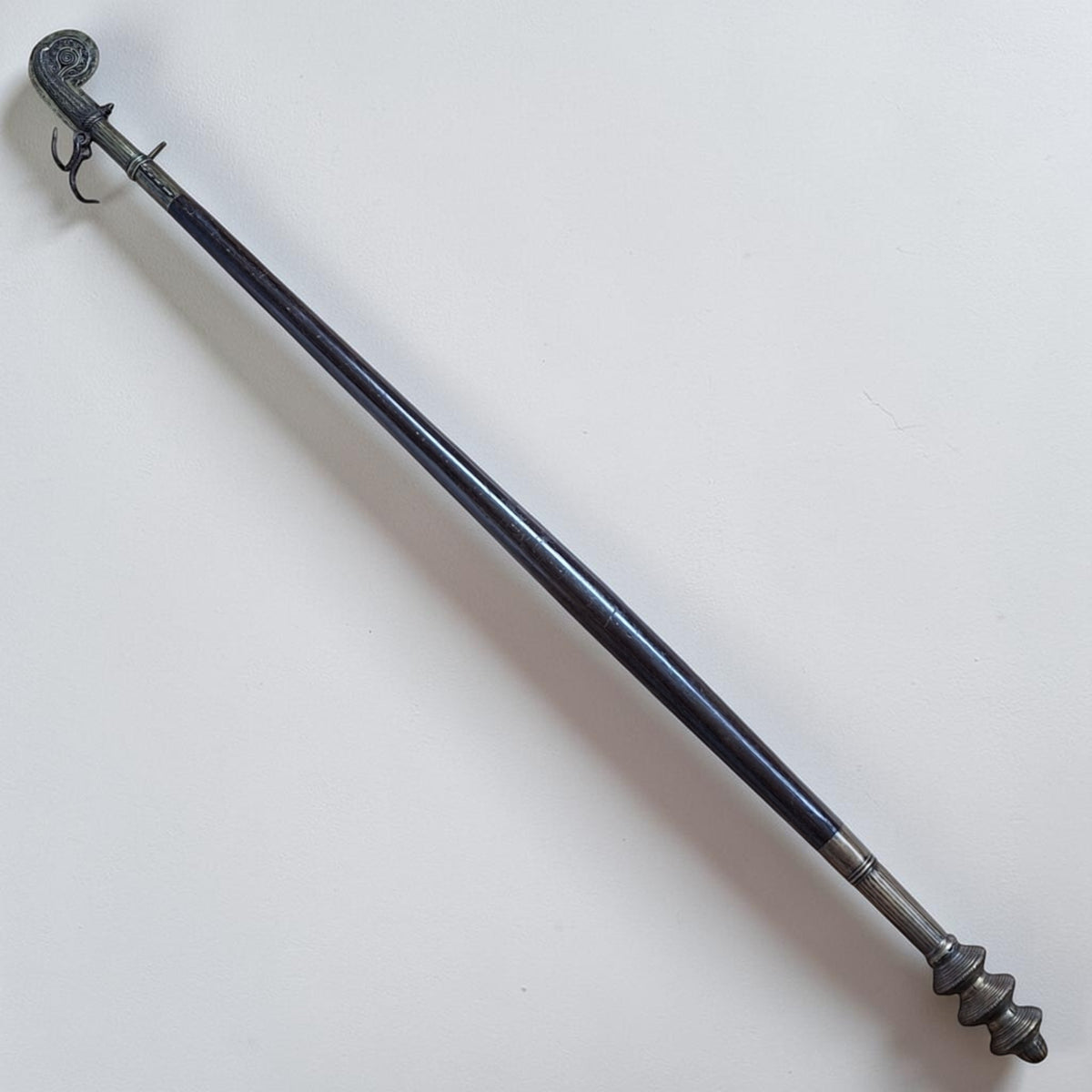 Antieke Indiase Vellikol fulcrumweegschaal van teakhout met bronzen beslag, ca. 1900-1920, 114 cm lang.
