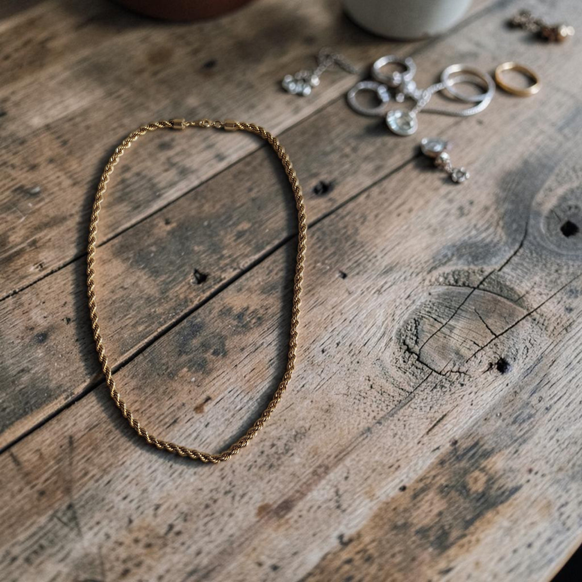 Goudkleurige rope chain ketting met fijn gedraaid gevlochten schakelpatroon, totale lengte 62cm
