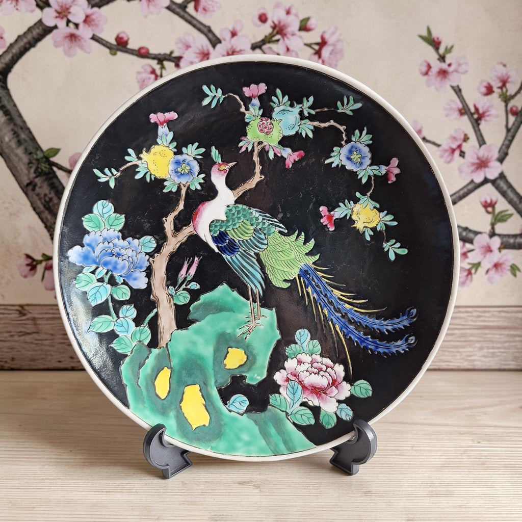 Arita Porzellanteller – Famille Noir, Pfau & Pfingstrose, Meiji/Taisho-Zeit