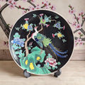 Arita Porzellanteller – Famille Noir, Pfau & Pfingstrose, Meiji/Taisho-Zeit