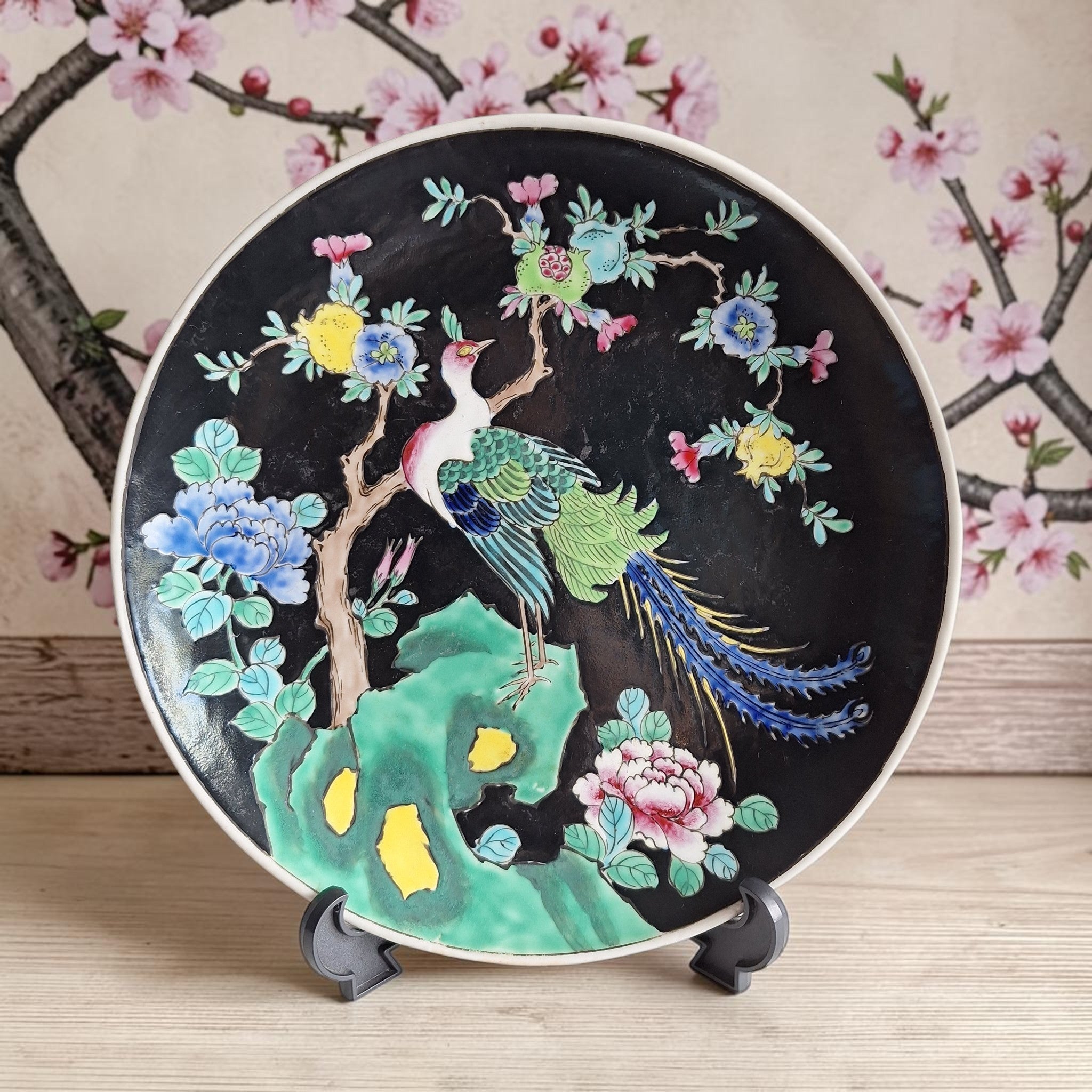 Arita Porzellanteller – Famille Noir, Pfau & Pfingstrose, Meiji/Taisho-Zeit