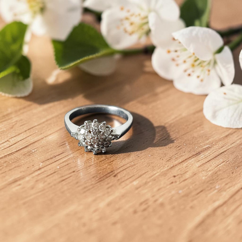 Vintage zilverkleurige rozetring met bloemvormige clusterzetting van strass-steentjes, binnenmaat 18,5 mm
