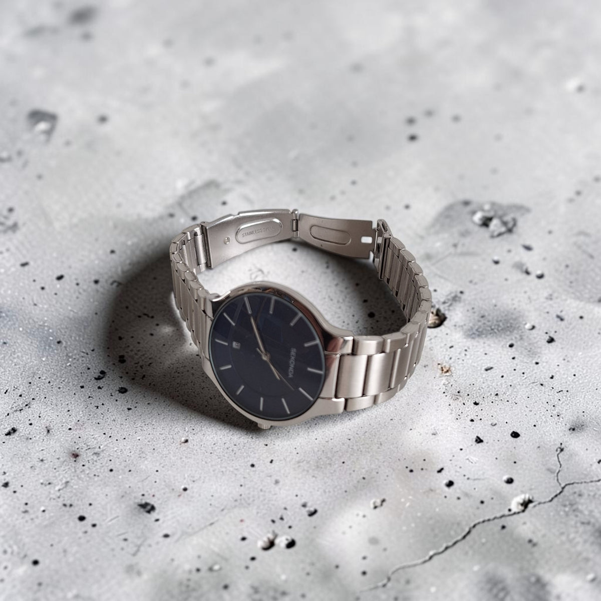 Zilverkleurig Sekonda herenhorloge met donkerblauwe wijzerplaat, datumaanduiding en stalen schakelband, 39mm
