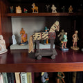 Handgemaakt houten volkskunst speelgoedpaard op wieltjes, beschilderd met vlekken, donkere poten en staart van touw - folk art vintage stuk.