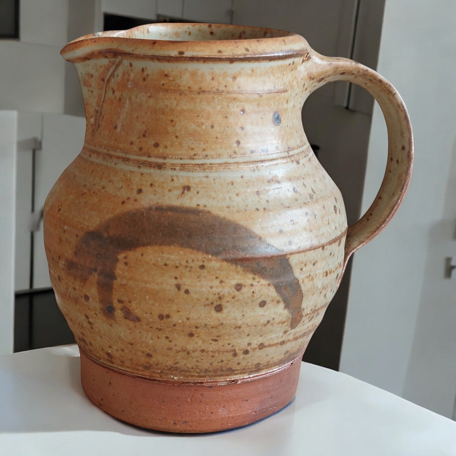 Keramik-Krug mit braunem Streifen & Markierung – 60er-80er Jahre