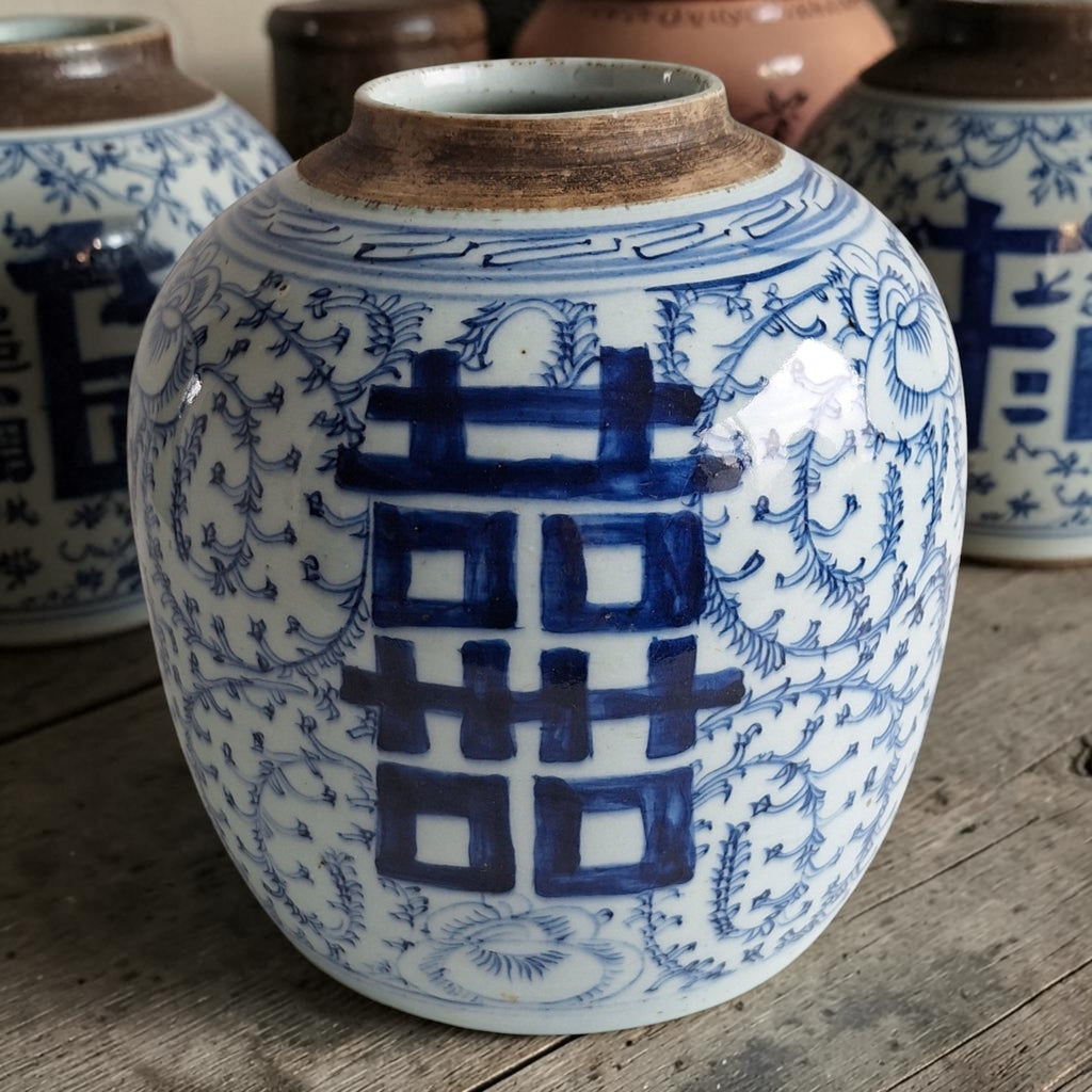 Chinese blauw-witte gemberpot met Double Happiness symbool – Qing-dynastie stijl vooraanzicht