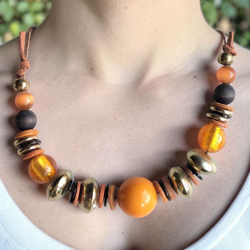 Handgemaakte kralen halsketting in grijze en amberkleurige tinten, 50 cm, bohemian naturel stijl.