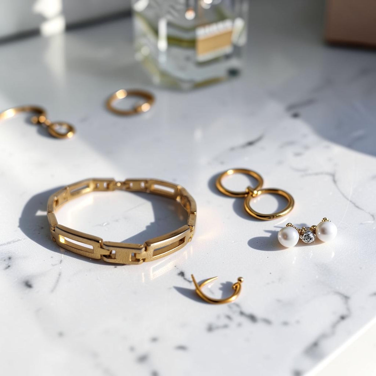 Goudkleurige schakelarmband met rechthoekige opengewerkte schakels en centraal verbindingsstuk, 19 cm lang en 0,6 cm breed, vintage damessieraad, gaaf en zonder beschadigingen.
