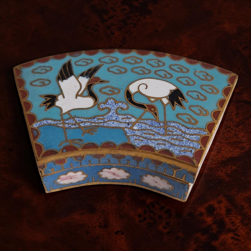 Halbrunde Cloisonné-Schachtel mit Paradiesvögeln