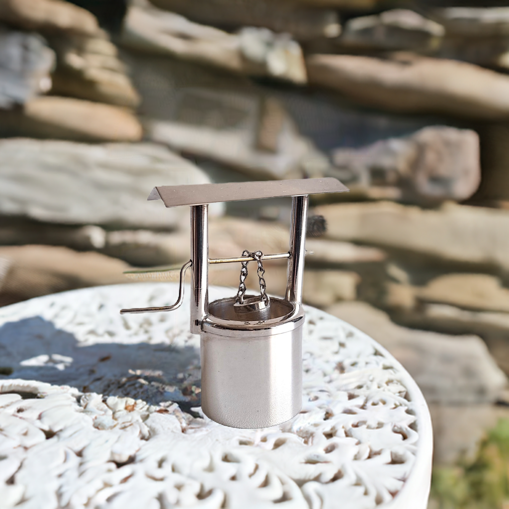Versilberter Miniatur-Ziehbrunnen