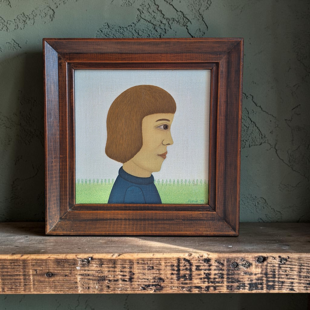 Gesigneerd olieverfschilderij op board van Marit L'Herminez uit 1973, naïef-realistisch vrouwenprofiel in sobere kleuren, 23,6 x 23,6 cm.