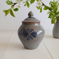 Steingut Deckelgefäß | Signiert Alida Cornelia Spence (ACS) | Blumenmotiv | 23 cm