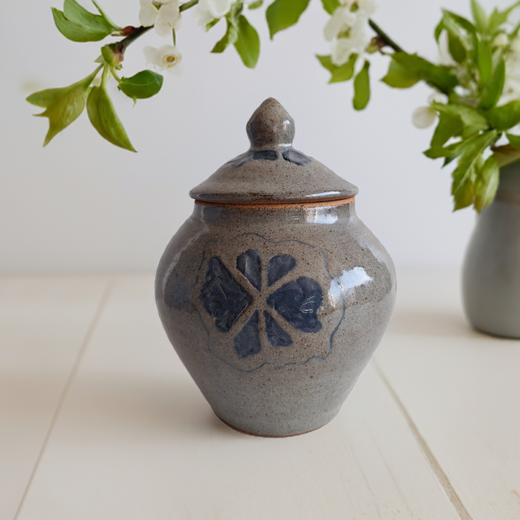 Aardewerk Dekselpot | Gesigneerd Alida Cornelia Spence (ACS) | Bloemmotief | 23 cm