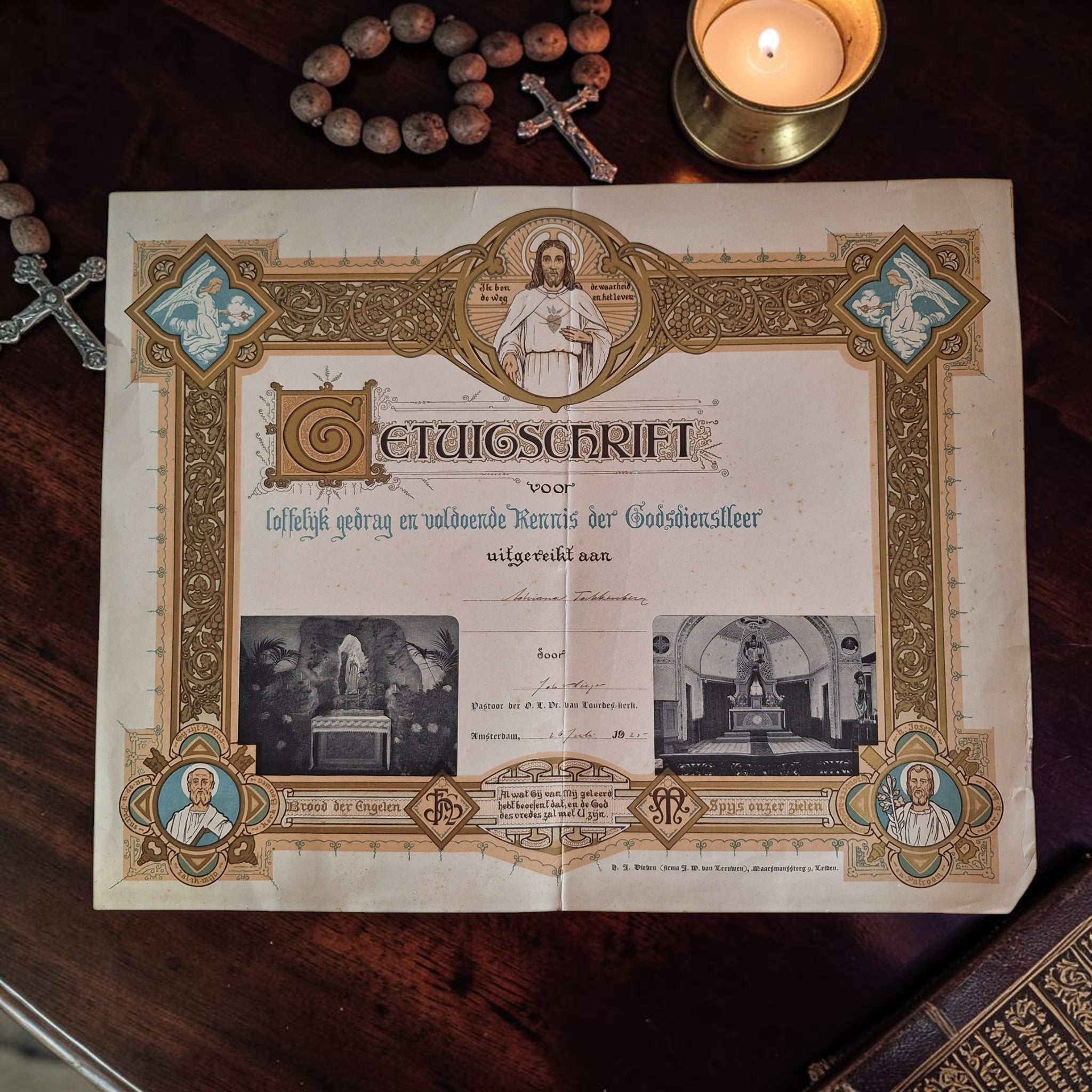 Antiek katholiek getuigschrift uit 1925 met lithografische religieuze afbeeldingen van Jezus Christus en heiligen, uitgereikt in Amsterdam voor kennis van de catechismus.