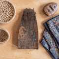Handgemaakte Afrikaanse lamellofoon met een houten klankkast en metalen lamellen, in beschadigde staat.
