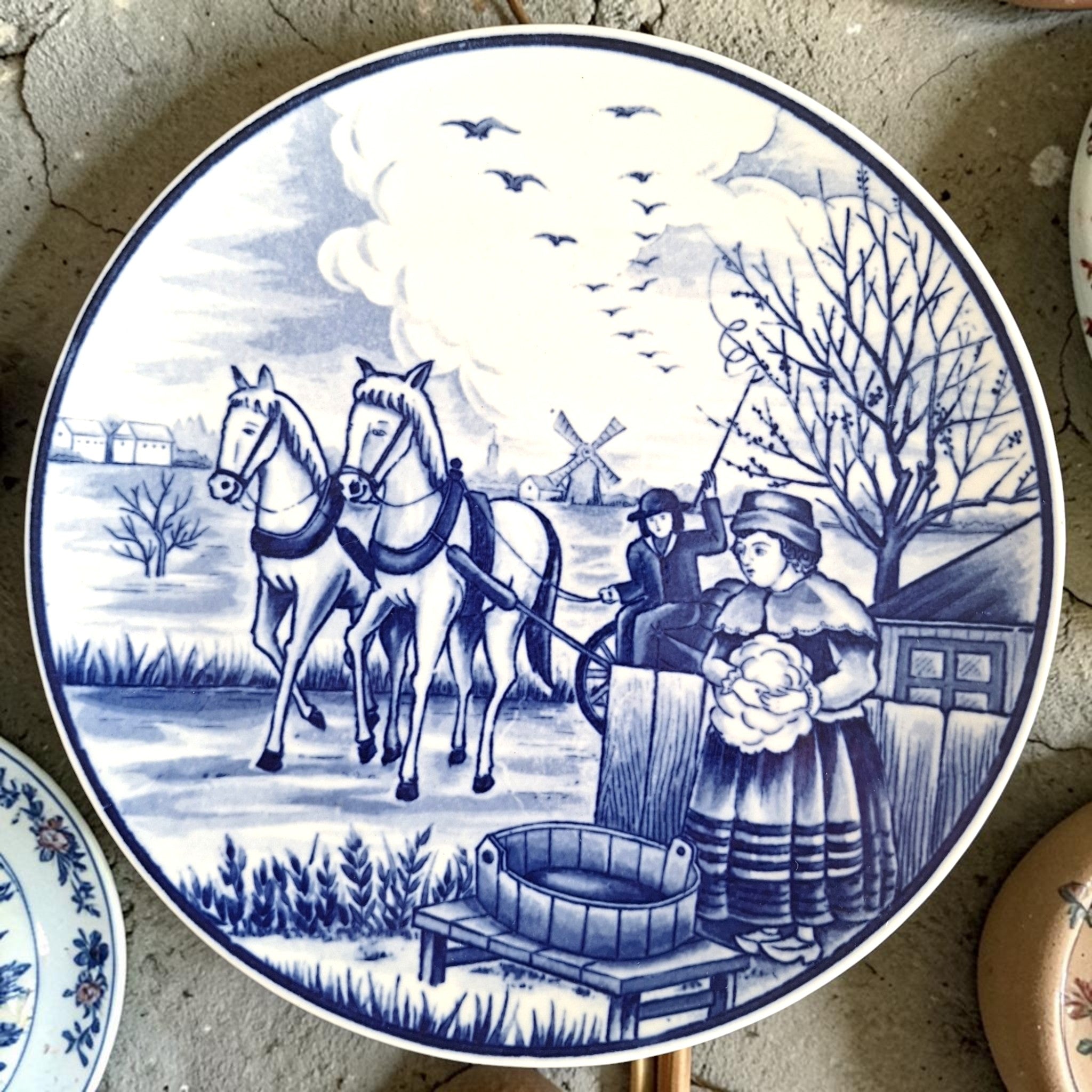 Royal Delfts Blauw wandbord met Nederlands landschap, paarden en molen, uit de vier jaargetijden serie, Ø 18,5 cm