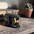 Handgemaakt houten miniatuur tuk-tuk uit Nepal met werkende deurtjes en JUMLA opschrift, h7 x b9 x d13,5 cm.
