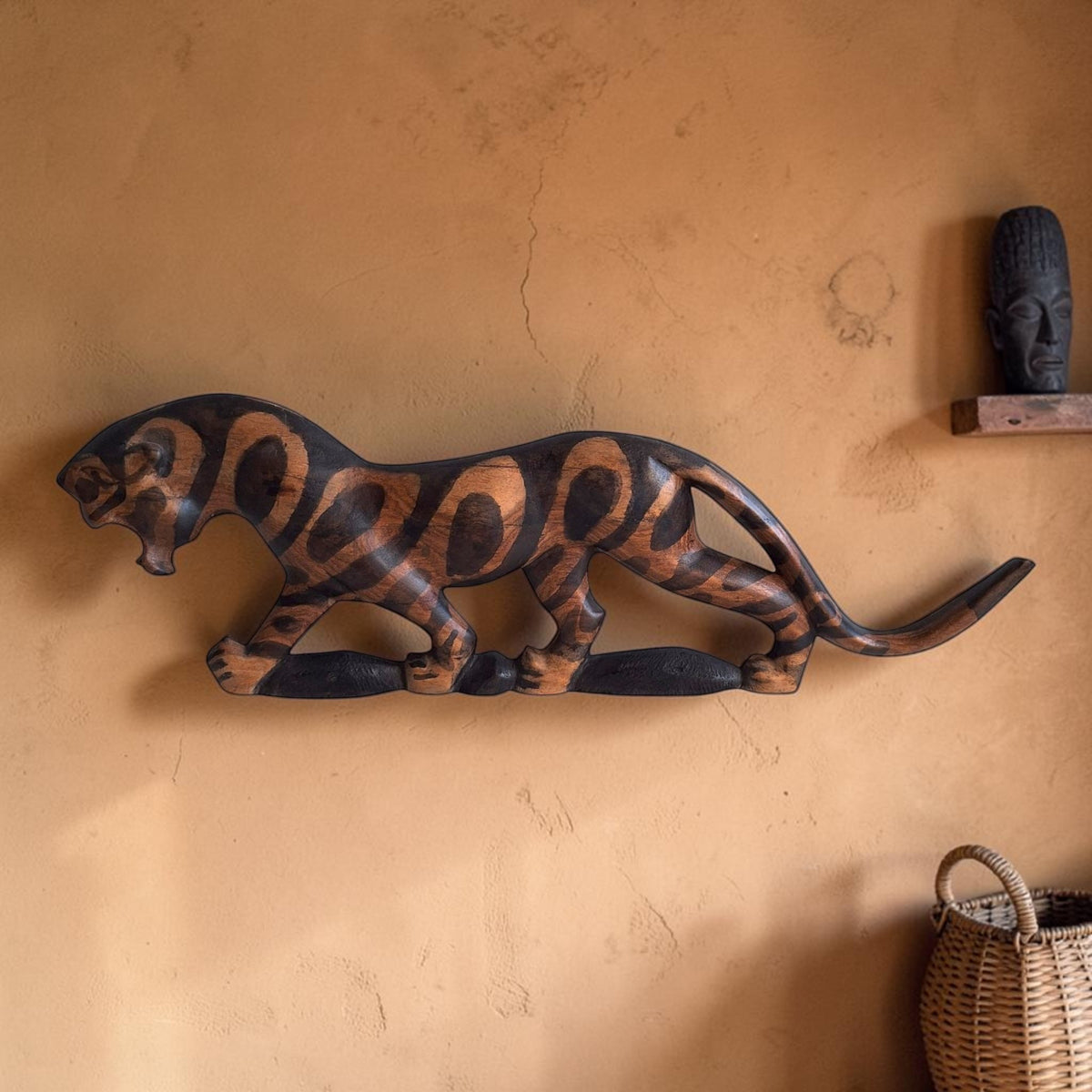 Handgesneden houten tijger voor aan de muur met contrasterende donkere en lichte houtnerven en strepen.
