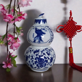 Chinesischer Porzellan-Becherhalter mit Figuren & Schriftzeichen – drehbar, 20. Jahrhundert