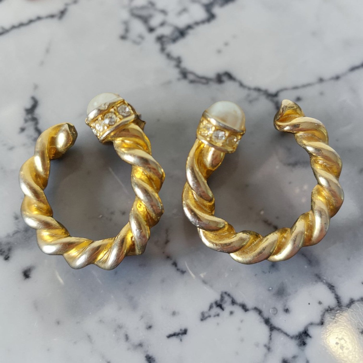 Goldfarbene Ohrstecker mit Perle und Strass