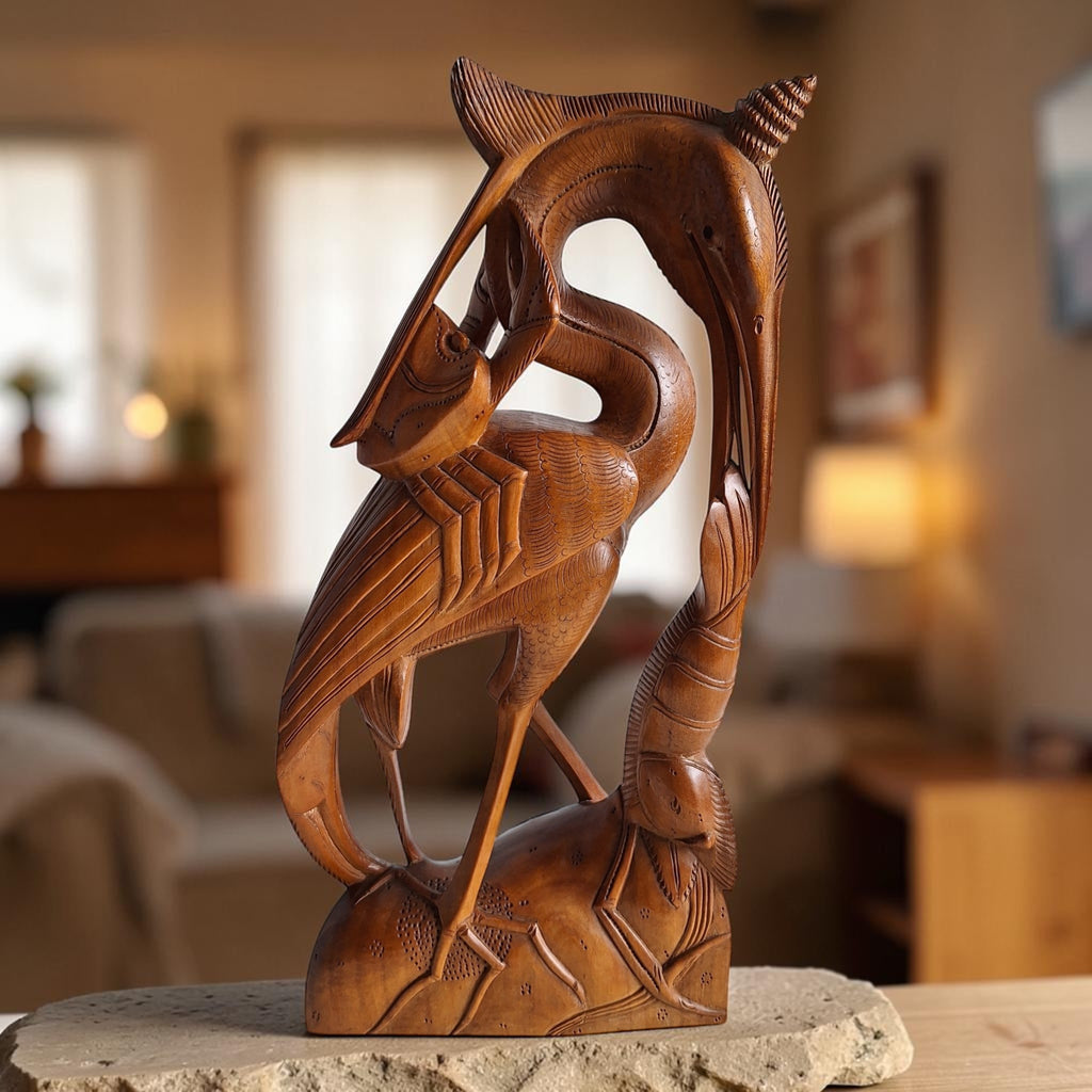 Reiher mit Garnele und Krabbe – Handgeschnitzte Holzstatue (36,5 cm)