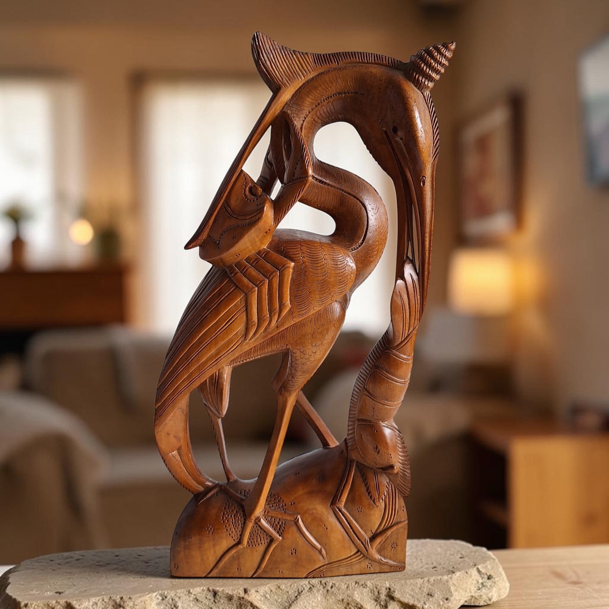 Reiher mit Garnele und Krabbe – Handgeschnitzte Holzstatue (36,5 cm)