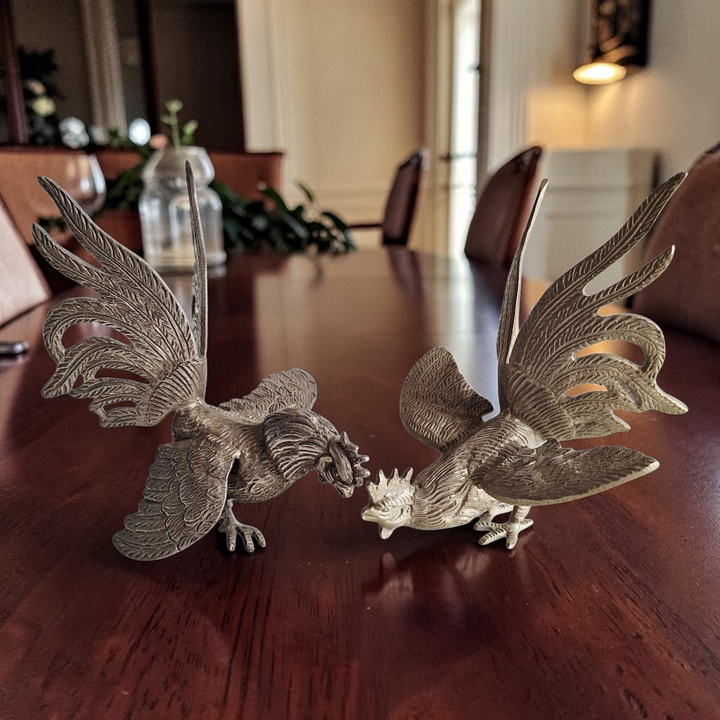 Paar gegoten metalen kemphaantjes in zilverkleurige legering, vechtende hanen in Franse decoratieve stijl uit de jaren '50–'60, hoogte 13,5 en 14 cm, set van 2.