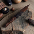 Handgemaakte houten brievenopener in de vorm van een krokodil.

