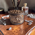 Verzilverd pillendoosje met repoussé reliëf bloemmotief en antiek patina, lodereindoosje stijl 18e-19e eeuw, H3,7 B4,2 D3,2 cm, 35 gram