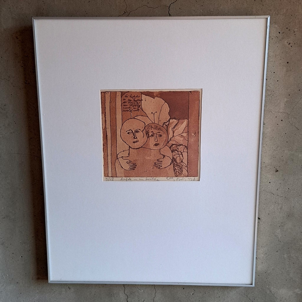 Gesigneerde ets in bruine inkt op papier getiteld Liefde in een kooltje (1976), oplage 9/18, met twee omhelzende gestileerde figuren, ingelijst in houten lijst met glas, 50,3×40,3 cm.