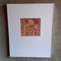 Gesigneerde ets in bruine inkt op papier getiteld Liefde in een kooltje (1976), oplage 9/18, met twee omhelzende gestileerde figuren, ingelijst in houten lijst met glas, 50,3×40,3 cm.