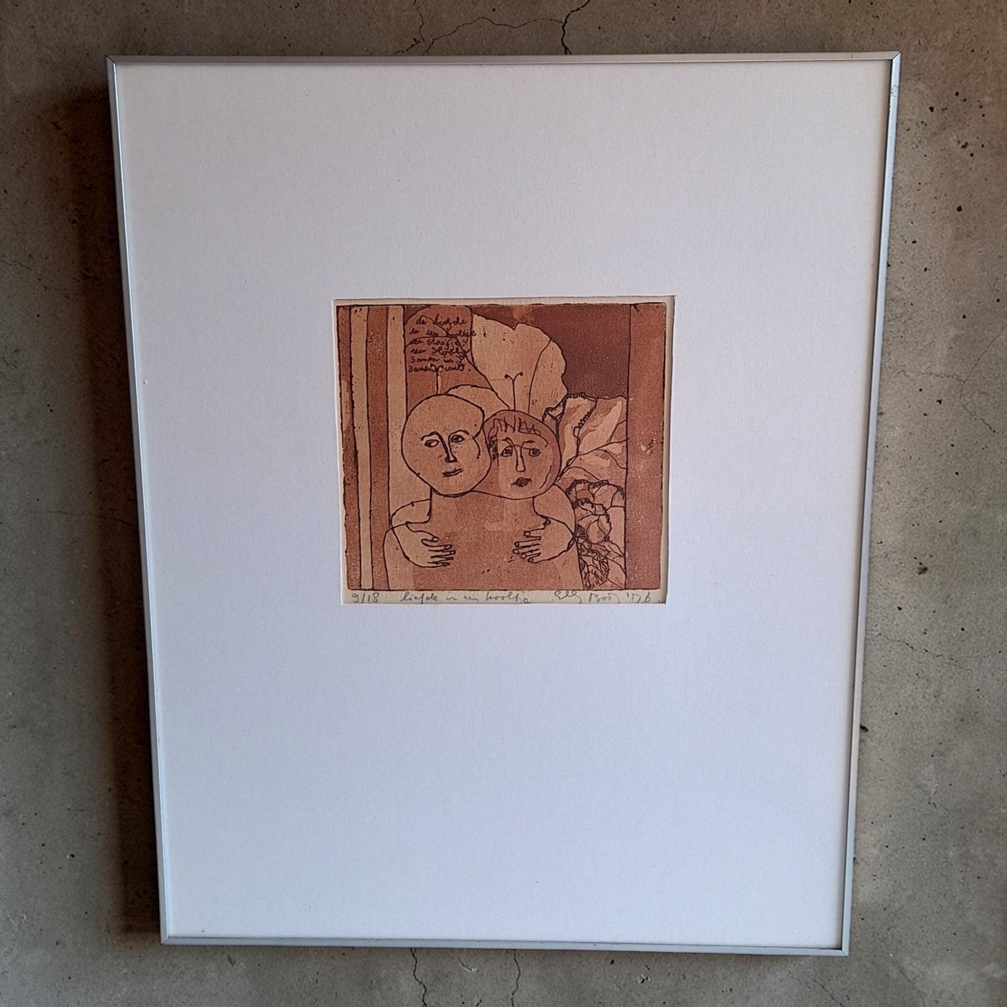Gesigneerde ets in bruine inkt op papier getiteld Liefde in een kooltje (1976), oplage 9/18, met twee omhelzende gestileerde figuren, ingelijst in houten lijst met glas, 50,3×40,3 cm.
