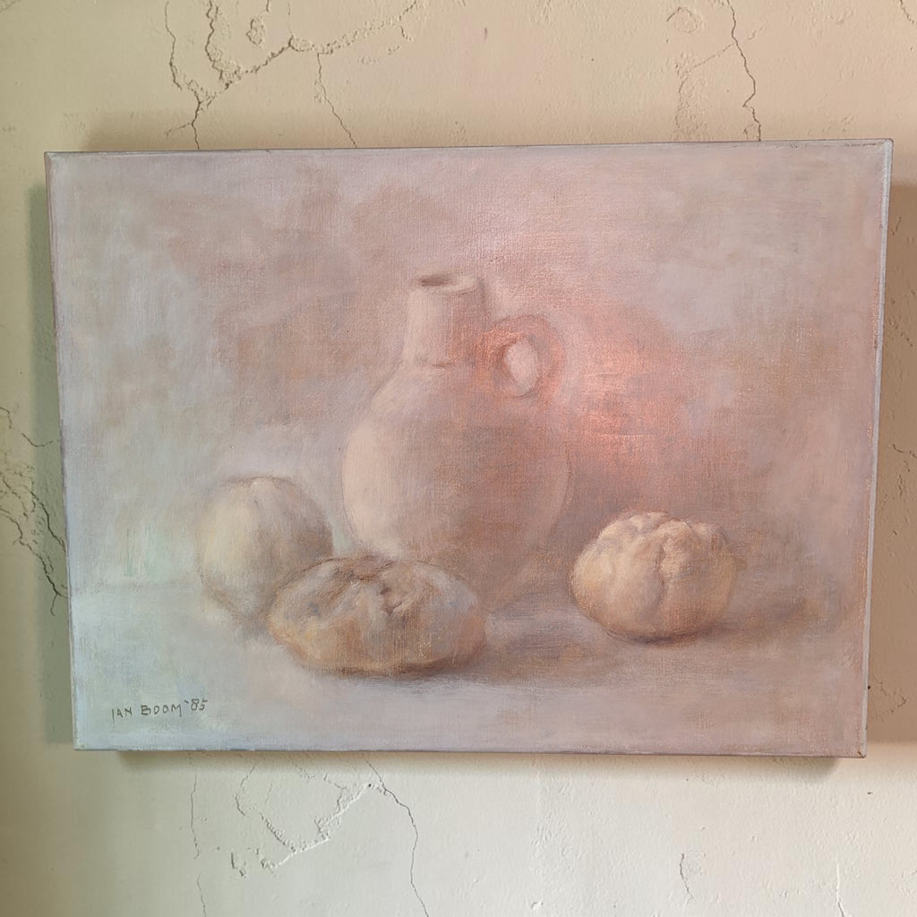Gesigneerd olieverfschilderij op doek van Jan Boom uit 1985, impressionistisch stilleven met witte kruik en vruchten, 30 x 40 cm, gespannen op spieraam.