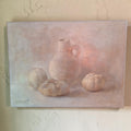 Gesigneerd olieverfschilderij op doek van Jan Boom uit 1985, impressionistisch stilleven met witte kruik en vruchten, 30 x 40 cm, gespannen op spieraam.