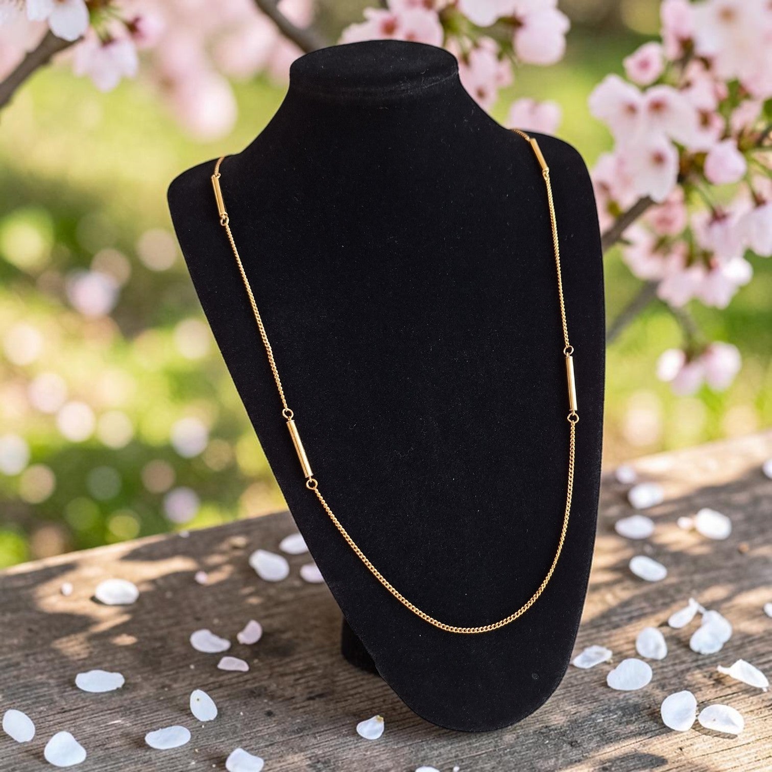 Vintage goudkleurige lange schakelketting met subtiele cilindrische accenten, lengte 96 cm.
