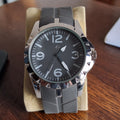 OWIM Auriol sporthorloge met donkere wijzerplaat, witte cijfers, getande bezel en grijze rubberen band, 44mm
